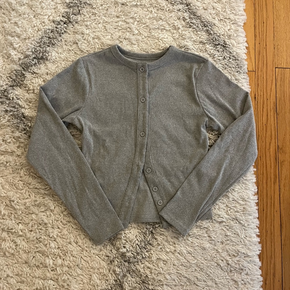 Gray long sleeve shirt